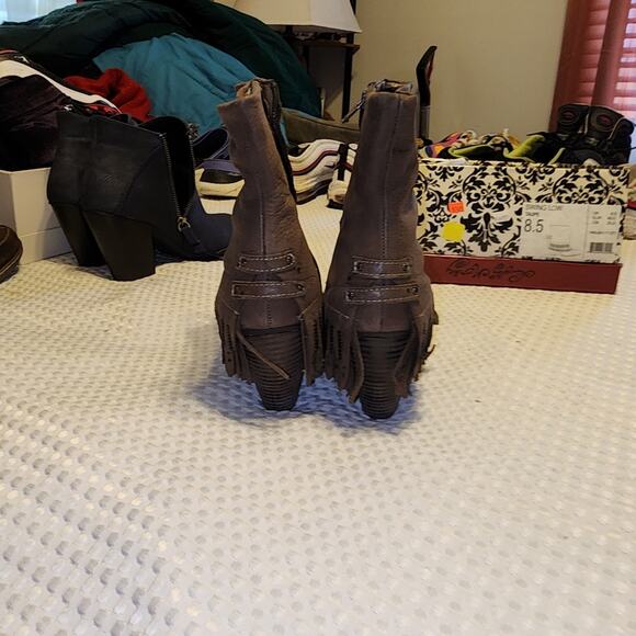 NAUGHTY MONKEY EUC WOMEN'S SIZE  8.5 SWING LOW FRINGE BOOTS - Picture 3 of 12